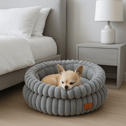 Coussin-anti-stress-chien-avec-oreiller intérieur amovible-rembourrage 100% coton haute densité ergonomique-velours côtelé résistant aux griffes-antidérapant-rond de couleur gris pour chien de petite taille et race naine de 0 à 5 kg-un chien de race Toy qui dort au chaud confortablement dans son panier, sa tête reposant sur le rebord haut rond chaud et douillet dans la chambre de la maison