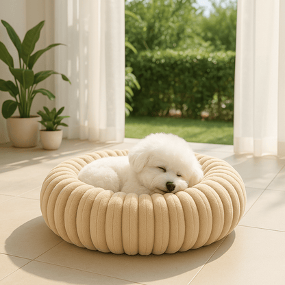 Coussin-anti-stress-chien-chiot-lavable en machine-rembourrage 100% coton haute densité-ergonomique-épais-antidérapant-housse ultra-douce en velours-résistant aux griffes-design-un petit chien blanc qui dort confortablement et heureux dans son lit rond , sa tête soutenu par le rebord surélevé entourant à 360° et sécurisant anti-anxiété pour chien de petite taille de couleur beige sur le sol du salon de la maison