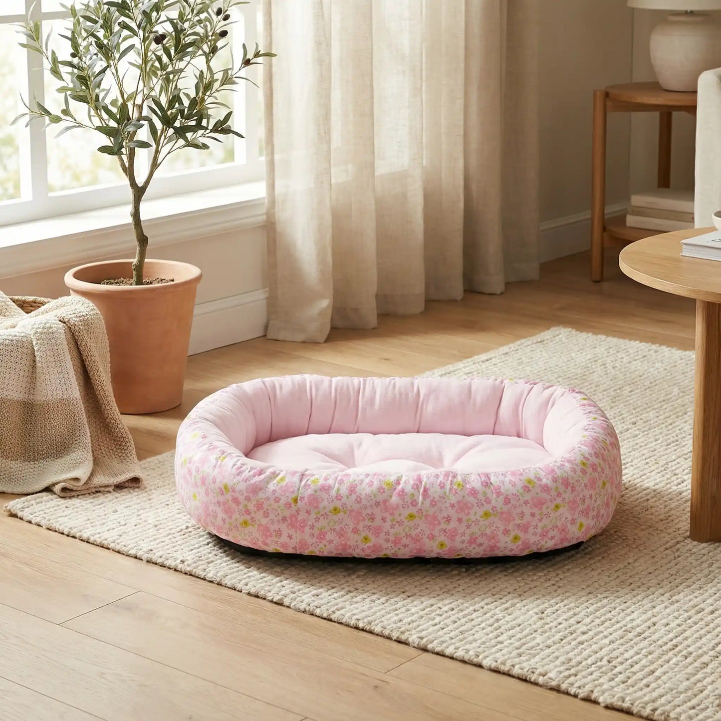 Coussin-anti-stress-chien-motif-floral-apaisant de forme ovale avec rebord surélevé à 360° pour un effet anti anxiété- ergonomique rembourrage et tissu 100% coton haute densité écologique et hypoallergénique-design pastel avec fleur délicates-lavable en machine et antidérapant pour chien de petite taille de 0 à 12 kilos-design délicat et frais de petites fleurs de couleur rose pastel-disponible en taille S et M 