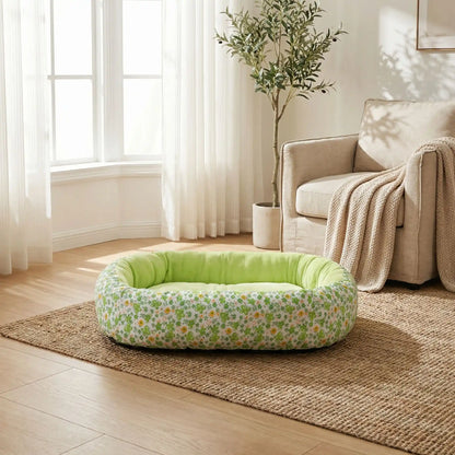Coussin-anti-stress-chien-motif-floral-apaisant de forme ovale avec rebord surélevé à 360° pour un effet anti anxiété- ergonomique rembourrage et tissu 100% coton haute densité écologique et hypoallergénique-design pastel avec fleur délicates-lavable en machine et antidérapant pour chien de petite taille de 0 à 12 kilos-tissu résistant aux griffes avec design floral délicat sur l'extérieur et couleur douce vert dans deux tailles S et M