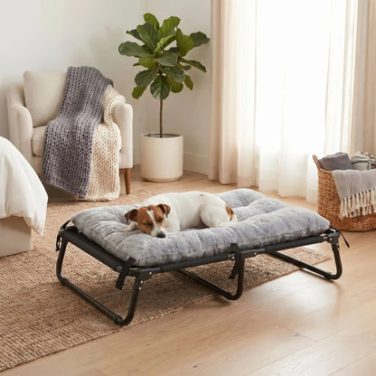 Coussin-chien-déhoussable-pour-lit-de-camp, de camping, surélevé et pliable de 4 tailles S, M, L et XL pour chien de petite à grande taille, rembourrage 100% coton PP et housse en peluche et velours ultra-doux et hypoallergénique de couleur gris, résistant aux griffes-un jack russell couché confortablement sur son coussin rembourré en coton attaché par ses 6 sangles avec clips sur le lit pliant surélevé dans le salon de l'appartement 