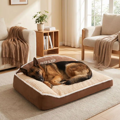 Coussin-chien-xxl-déhoussable-ergonomique-antidérapant, lavable en machine, rembourrage 100% coton haute densité avec rebords surélevés en L pour un soutien cervical et un effet entourant apaisant et sécurisant, tissu ultra-doux en flanelle hypoallergénique, résistant aux griffes et morsures, imperméable-un grand chien qui dort paisiblement sur le lit épais, niché dans l'angle des deux rebords surélevés en L rembourré 100% coton haute densité sur le sol du salon de l'appartement