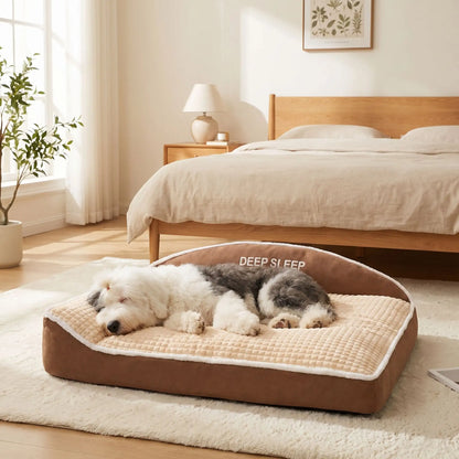 Coussin-chien-xxl-déhoussable-ergonomique-antidérapant, lavable en machine, rembourrage 100% coton haute densité avec rebords surélevés en L pour un soutien cervical et un effet entourant apaisant et sécurisant, tissu ultra-doux en flanelle hypoallergénique, résistant aux griffes et morsures, imperméable-un grand chien frisé qui dort paisiblement couché sur le flan de tout son long sur le lit épais, niché dans l'angle des deux rebords surélevés en L rembourré 100% coton haute densité  sur le sol 