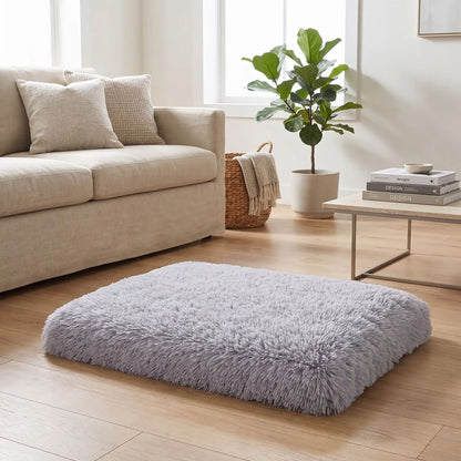 Coussin-déhoussable-pour-chien-chiot-lit-orthopédique-housse en peluche resistante et ultra douce, matelas à memoire de forme 100% coton haute résilience , housse 100% imperméable et antidérapant, lavavble en machien, rectangulaire, polyvalent : au sol, dans un panier, niche, cage interieur, cage de transport, etc. disponible en 4 tailles S, M L et XL pour chiot et chien de 0 à 35 kg max-gros plan sur le coussin en peluche gris clair sur le sol en parquet du salon de la maison