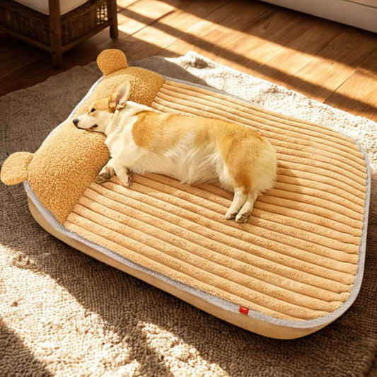 Coussin-déhoussable-pour-chien-couchage-4 tailles-S-M-L-XL pour chien de petite, moyenne et grande taille-lavable en machine-matelas ergonomique haute résilience et densité antidérapant-un Welsh Corgi qui dort paisiblement sur le lit marron avec traversin dans le salon de l'appartement