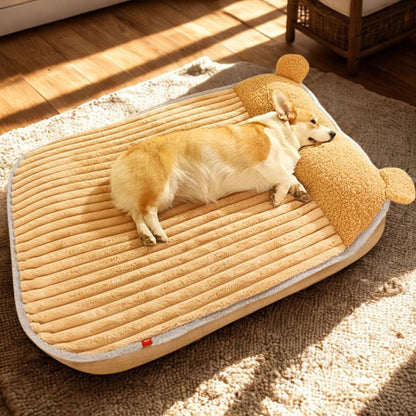 Coussin-déhoussable-pour-chien-lavable-matelas-à mémoire de forme haute élasticité 100% coton haute densité pour un soutien ergonomique qui protège les chiens agés ou avec problème d'articulation-lavable en machine-chaud en velours doux et résistant aux griffes pour chien de petite à grande taille-un chien qui dort paisiblement sur son grand coussin antidérapant de couleur marron en reposant sa tête sur le rebord surélevé apaisé dans le salon de l'appartement