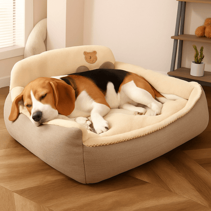 Coussin-déhoussable-pour-chien-rembourrage-coton-un Basset Hound qui dort paisiblement sur son coussin panier pour chien de petite à moyenne taille antidérapant et imperméable en velours et coton dans le salon de l'appartement
