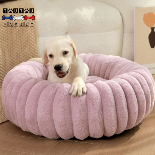 Coussin-déhoussable-pour-chien-rond-100-coton-mauve-rembourré-100%-coton-déhoussable-en-machine-antidérapant-un-chien-couché-confortablement-dans-son-coussin-anti-anxiété