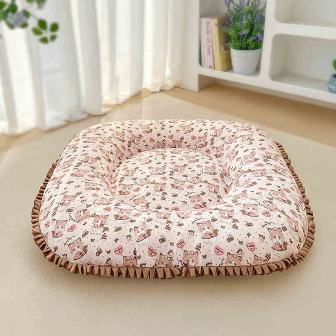 Coussin-petit-chien-chiot-cosy-avec rebord 360° entourant surélevé pour envelopper et avoir un effet anti-anxiété, rembourrage 100% coton haute densité, tissu 100% imperméable, lavable en machine, de forme carré pour une utilisation polyvalente ou donner plus de confort au couchage, en 3 tailles XS, S et M pour chiots et chiens de 0 à 9 kg-gros plan sur le coussin épais ergonomique de forme carré avec rebord large et entourant sur tout le coussin de couleur rose et marron sur le sol du salon de la maison