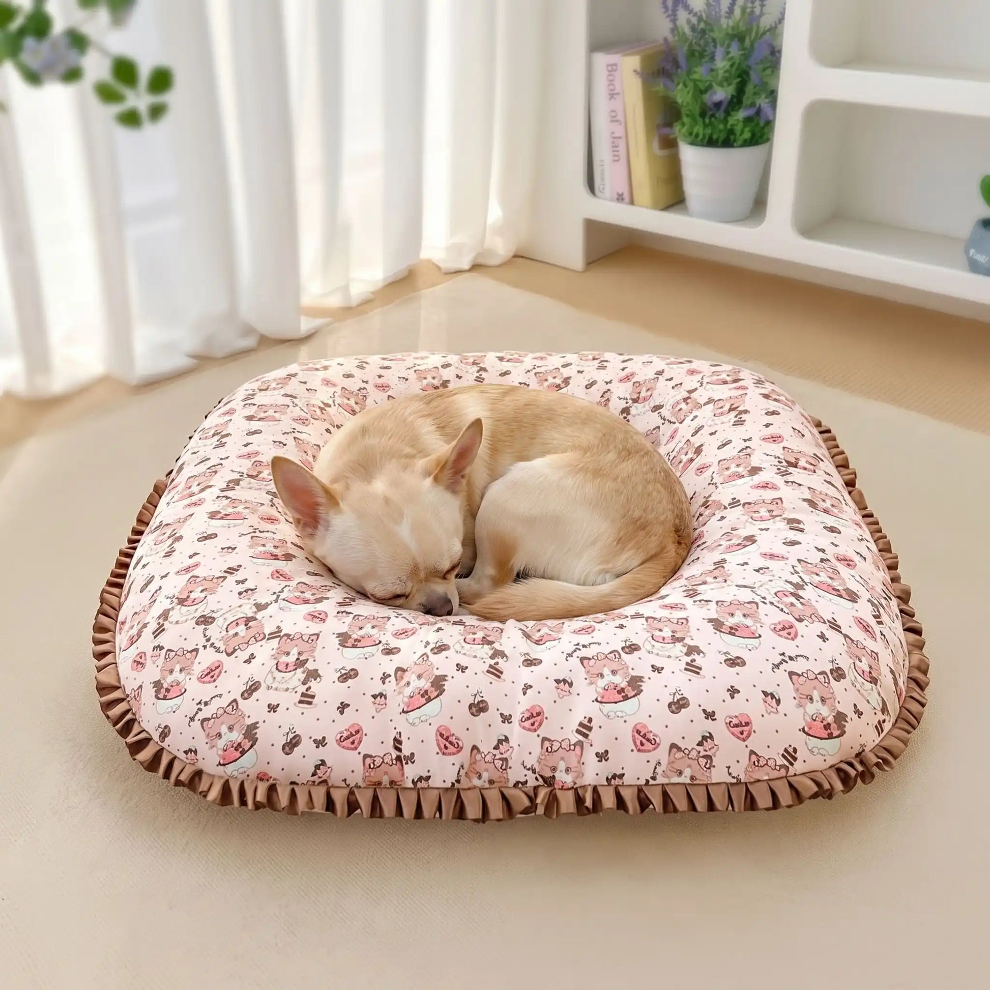 Coussin-petit-chien-chiot-cosy-avec rebord 360° entourant surélevé pour envelopper et avoir un effet anti-anxiété, rembourrage 100% coton haute densité, tissu 100% imperméable, lavable en machine, de forme carré pour une utilisation polyvalente ou donner plus de confort au couchage, en 3 tailles XS, S et M pour chiots et chiens de 0 à 9 kg-un chien de race naine qui dort en boule dans le coussin épais ergonomique niché contre le rebord large et entourant à 360° anti-stress sur le sol du salon de la maison