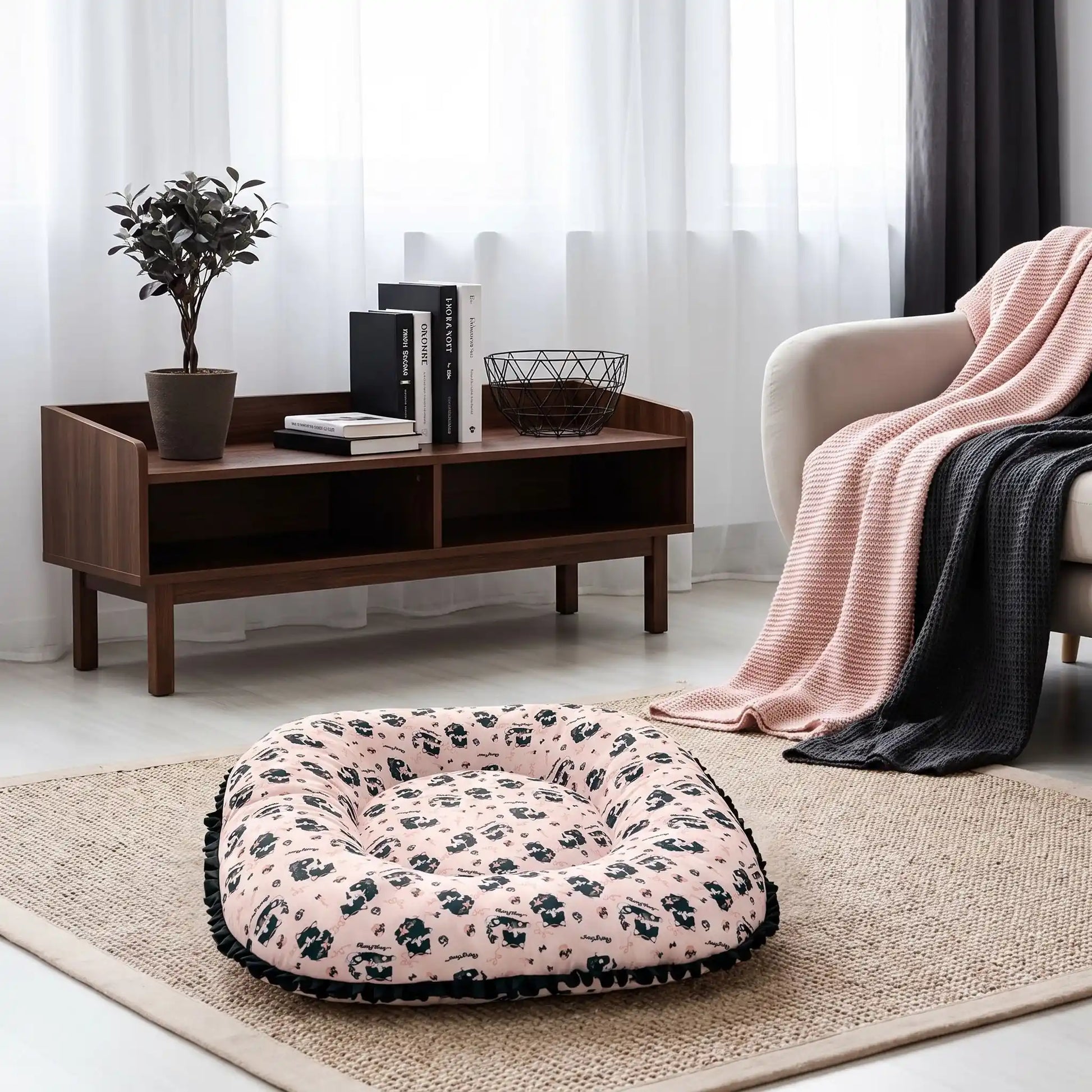 Coussin-petit-chien-chiot-cosy-avec rebord 360° entourant surélevé pour envelopper et avoir un effet anti-anxiété, rembourrage 100% coton haute densité, tissu 100% imperméable, lavable en machine, de forme carré pour une utilisation polyvalente ou donner plus de confort au couchage, en 3 tailles XS, S et M pour chiots et chiens de 0 à 9 kg-gros plan sur le coussin épais ergonomique de forme carré avec rebord large et entourant sur tout le coussin de couleur rose et noir sur le sol du salon de l'appartement