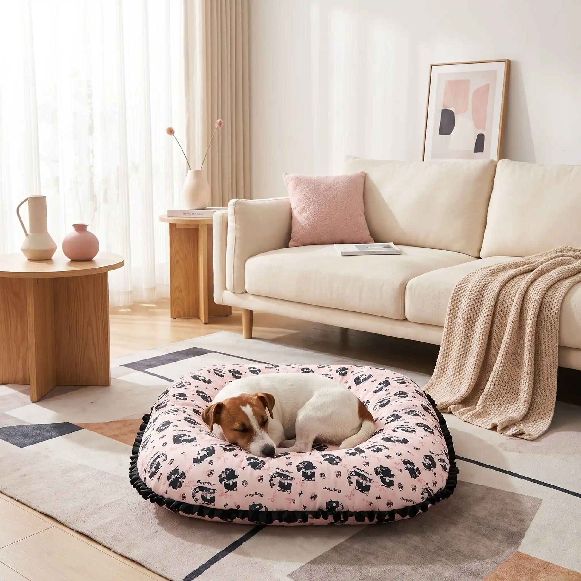Coussin-petit-chien-chiot-cosy-avec rebord 360° entourant surélevé pour envelopper et avoir un effet anti-anxiété, rembourrage 100% coton haute densité, tissu 100% imperméable, lavable en machine, de forme carré pour une utilisation polyvalente ou donner plus de confort au couchage, en 3 tailles XS, S et M pour chiots et chiens de 0 à 9 kg-un chien de petit taille qui dort niché dans le coussin épais ergonomique au rebord large et entourant au pied du lit du canapé du salon de la maison