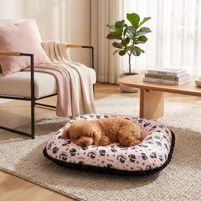 Coussin-petit-chien-chiot-cosy-avec rebord 360° entourant surélevé pour envelopper et avoir un effet anti-anxiété, rembourrage 100% coton haute densité, tissu 100% imperméable, lavable en machine, de forme carré pour une utilisation polyvalente ou donner plus de confort au couchage, en 3 tailles XS, S et M pour chiots et chiens de 0 à 9 kg-un chien de petit race qui dort paisiblement niché en boule dans le coussin épais ergonomique au rebord large et entourant sur le sol du salon de l'appartement