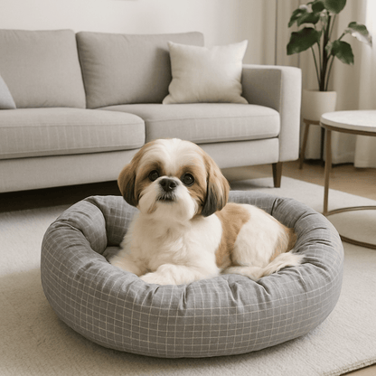 Coussin-pour-chien-avec-rebord 360° protecteur anti-stress-rond et rembourré 100% coton haute densité-housse en coton écologique et respirant-pour chien de petite à moyenne taille de 0 à 12 kg-lavable en machine-imperméable et antidérapant-carreaux graphique discret blanc-compact léger et transportable-un chien de taille moyenne confortablement couché dans son lit rond donut épais dans le salon de l'appartement
