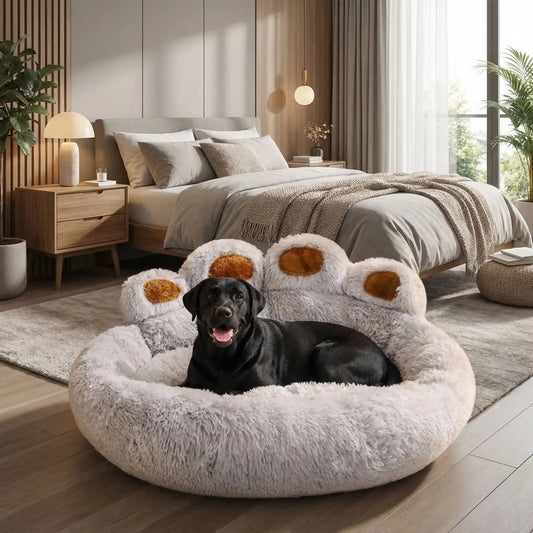 Coussin-pour-chien-chiot-ergonomique, rembourrage 100% coton haute densité, lit rond en peluche, lavable et antidérapant, design original et mignon en patte d'ours-un labrador noir couché confortablement enfoncé dans son pouf rond avec rebord surélevé entourant et dossier à l'arrière de couleur gris en peluche douce et hypoallergénique dans la chambre de la maison