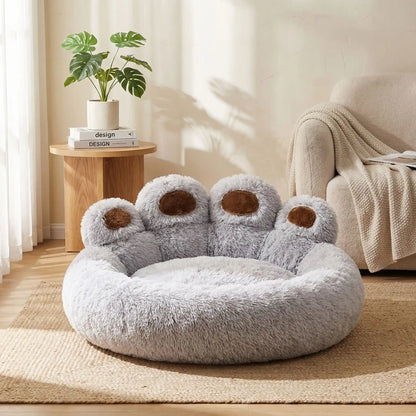 Coussin-pour-chien-chiot-ergonomique, rembourrage 100% coton haute densité, lit rond en peluche, lavable et antidérapant, design original et mignon en patte d'ours-gros plan sur le coussin marron en peluche douce et résistante avec rebord 360° entourant anti-anxiété et design de pattes pour dossier de couleur grise-disponible en S, M et L 