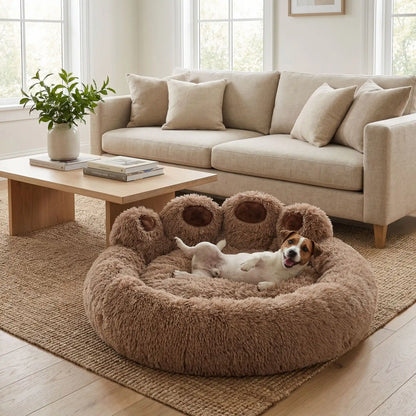 Coussin-pour-chien-chiot-ergonomique, rembourrage 100% coton haute densité, lit rond en peluche, lavable et antidérapant, design original et mignon en patte d'ours-un  Jack russell heureux confortablement couché les pattes en l'air dans son coussin douillet en forme de sofa avec dossier douillet et rebord épais et entourant dans le salon de la maison