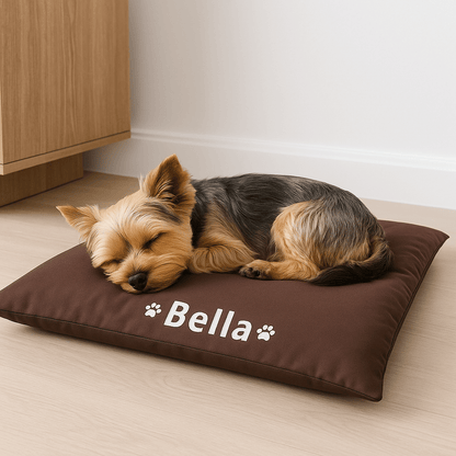 Coussin-pour-chien-personnalisable-avec le prénom du chien-déhoussable rembourré 100% coton haute densité lavable en machine et housse 100% imperméable et antidérapante pour chien de petite à moyenne taille-un petit chien qui dort en boule sur son tapis épais dans le salon de l'appartement