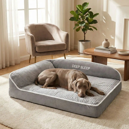 Coussin-pour-chien-xxl-matelas-à-mémoire-de-forme- avec-traversin en L rembourrage épais 100% coton haute densité ergonomique, imperméable antidérapant et déhoussable et lavable en machine pour chien de grande taille jusqu'à 50 kg max, résistant aux griffes et morsure- un  Braque de Weimar qui dort paisiblement et couché confortablement sur le flanc et de tout son long sur le lit rectangulaire de 120 cm de couleur gris et beige dans le salon de la maison