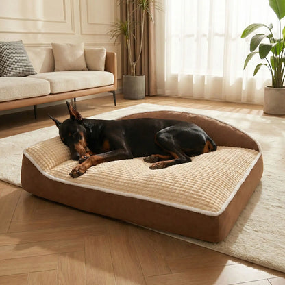 Coussin-pour-chien-xxl-matelas-à-mémoire-de-forme- avec-traversin en L rembourrage épais 100% coton haute densité ergonomique, imperméable antidérapant et déhoussable et lavable en machine pour chien de grande taille jusqu'à 50 kg max, résistant aux griffes et morsure- un  Doberman qui dort paisiblement et couché confortablement sur le flanc et de tout son long sur le lit rectangulaire de 120 cm de couleur marron et beige dans le salon de la maison