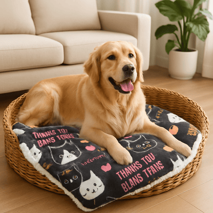 Couverture-chauffante-pour-chien-3-en-1-design-version tapis, coussin épais au rembourrage 100% coton, protège meubles, canapé, voitures, cage de transport pour un confort en déplacement-lavable en machine et passe au sèche linge-3 tailles S, M et L pour chien de petites à grandes tailles-un grand chien couché confortablement sur la couverture auto-chauffante sans électricité et sans danger sur son panier dans le salon de l'appartement