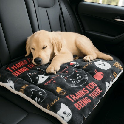 Couverture-chauffante-pour-chien-3-en-1-design-version tapis, coussin épais au rembourrage 100% coton, protège meubles, canapé, voitures, cage de transport pour un confort en déplacement-lavable en machine et passe au sèche linge-3 tailles S, M et L pour chien de petites à grandes tailles-un chiot qui dort paisiblement sur la couverture auto-chauffante sans électricité et sans danger sur les sièges arrière en cuir de la voiture