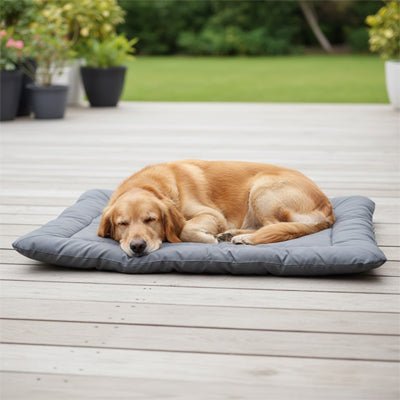 Couverture-imperméable-pour-chien-chiot-pliable avec sangle et clips de fermeture avec poignée de transport intégré-lavable en machine-résistant aux griffes et morsures-anti poils et saletés avec son tissu 300D Oxford et rembourrage 100% coton haute densité pour un confort optimal-utilisable partout pour protéger meubles, canapé, siège de voiture ou en coussin rectangulaire pour panier, cage, niche, etc.-un grand chien qui dort couché confortablement sur la couverture épaisse imperméable sur la terasse