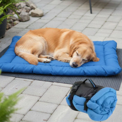 Couverture-imperméable-pour-chien-chiot-pliable avec sangle et clips de fermeture qui le transforme en sac avec poignée de transport intégré-résistant aux griffes et morsures-anti poils et saletés avec son tissu 300D Oxford et rembourrage 100% coton haute densité pour un confort optimal-utilisable partout pour protéger meubles, canapé, siège de voiture ou en coussin rectangulaire pour panier, cage, niche, etc.-de couleur bleu-dimensions de 90x60 cm