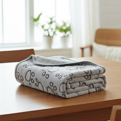 Couverture-pour-chien-protège-canapé polyvalente pour protéger les meubles pour panier, lit, couchage, coussin pour les transports : cage, parc, siège de voiture au design de pattes de chiens de couleur gris de grande taille 104x76 cm lavable en machine et au sèche linge- double face, polaire ultra-douce, anti poils, anti bouloche et résistante pour toutes tailles de chiens-durable