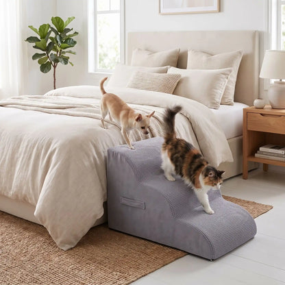 Escaliers pour chien-chiot-en mousse, antidérapant, déhoussable lavable en machine avec mousse haute résilience à mémoire de forme pour protèger les articulations sensibles, sécurisé , confortable, résistant aux griffes pour petit et chien de moyenne taille, disponible en 2 modèles 2 marches et 3 marches-un chien de race naine et un chat qui descendent confortablement et de manière indépendante, sans aide; du lit de leur maitres grâce à l'escalier de 3 marches en mousse gris clair dans la chambre 