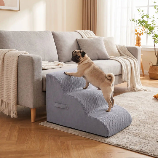 Escaliers pour chien-chiot-en mousse, antidérapant, déhoussable lavable en machine avec mousse haute résilience à mémoire de forme pour protèger les articulations sensibles, sécurisé , confortable, résistant aux griffes pour petit et chien de moyenne taille, disponible en 2 modèles 2 marches et 3 marches-un chien de race moyenne qui monte confortablement et de manière indépendante, sans aide; sur le canapé grâce à l'escalier de 3 marches en mousse gris clair dans le salon de la maison