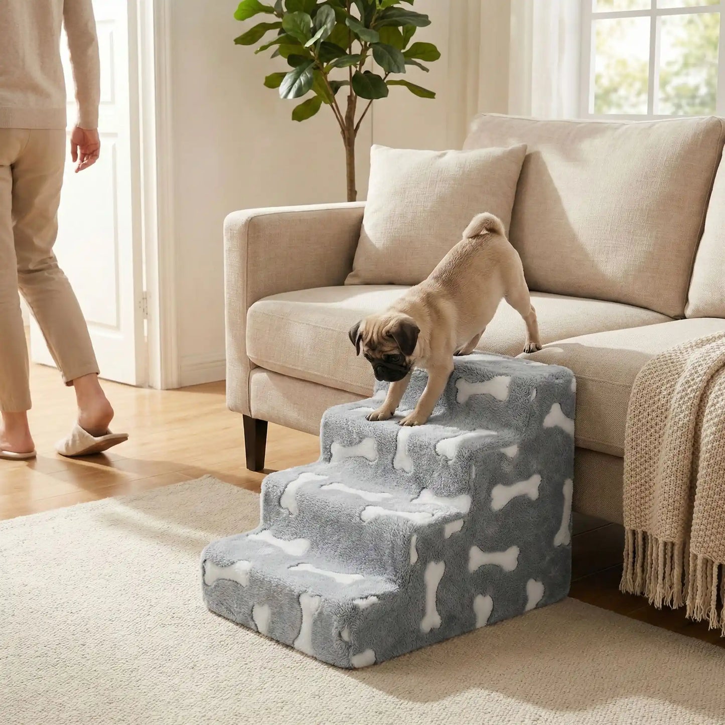 Escalier-mousse-pour-chien et chiot antidérapant, déhoussable lavable en machine avec mousse haute résilience à mémoire de forme pour protèger les articulations sensibles, sécurisé , confortable, résistant aux griffes pour petit et chien de moyenne taille-design peluche sur le dessus ultra-douce et tissu en coton solide-un chiot carlin qui descend du canapé du salon sur l'escalier de 4 marches en mousse pour rejoindre en toute sécurité pour suivre son maitre qui part de la pièce