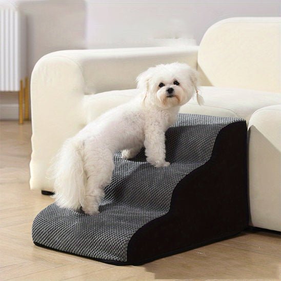 Escalier-mousse-pour_chien-chiot-antidérapant, déhoussable lavable en machine avec mousse haute résilience à mémoire de forme pour protèger les articulations sensibles, sécurisé , confortable, résistant aux griffes pour petit et chien de moyenne taille-un petit chien qui monte confortablement sur l'escalier de 3 marches en mousse gris et noir pour aller sur le canapé du salon en toute sécurité