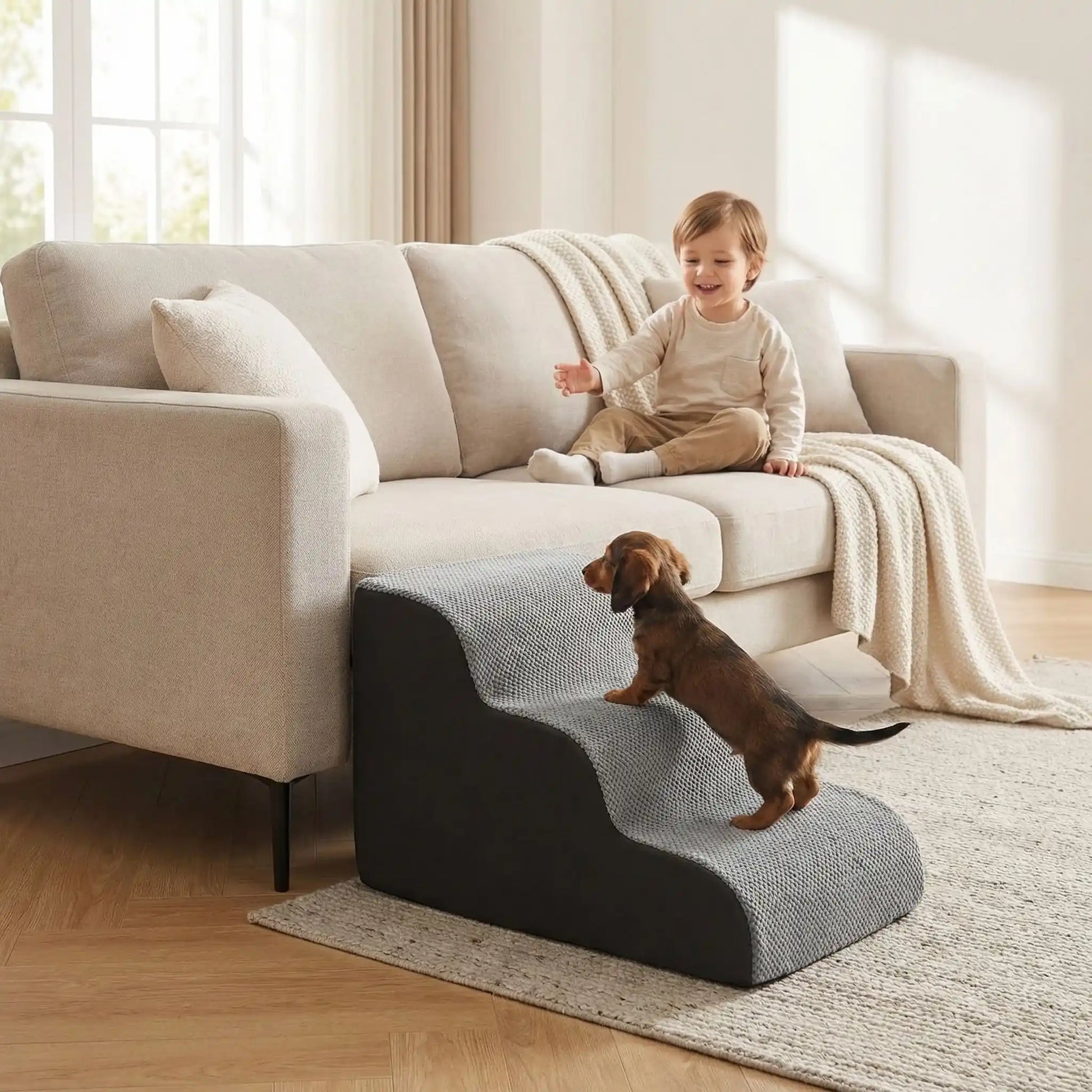 Escalier-mousse-pour_chien-chiot-antidérapant, déhoussable lavable en machine avec mousse haute résilience à mémoire de forme pour protèger les articulations sensibles, sécurisé , confortable, résistant aux griffes pour petit et chien de moyenne taille-un chien de race miniature qui monte confortablement sur l'escalier de 3 marches en mousse gris et noir pour aller sur le canapé du salon en toute sécurité