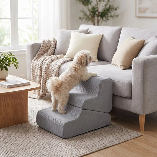 Escalier-pour-chien-2-en-1- transformable en rampe douce-en-mousse- tissu antidérapant, déhoussable et lavable en machine, éponge coton haute densité et élasticité qui absorbe les chocs, protège les articulations et la colonne vertébrale, léger et transportable, adapté au chiot et chien de race petite à moyenne, disponible en 3 couleurs beige, gris clair et gris foncé-un chien de race moyenne qui monte sur l'escalier en version 3 marches gris clair contre le canapé du salon de l'appartement