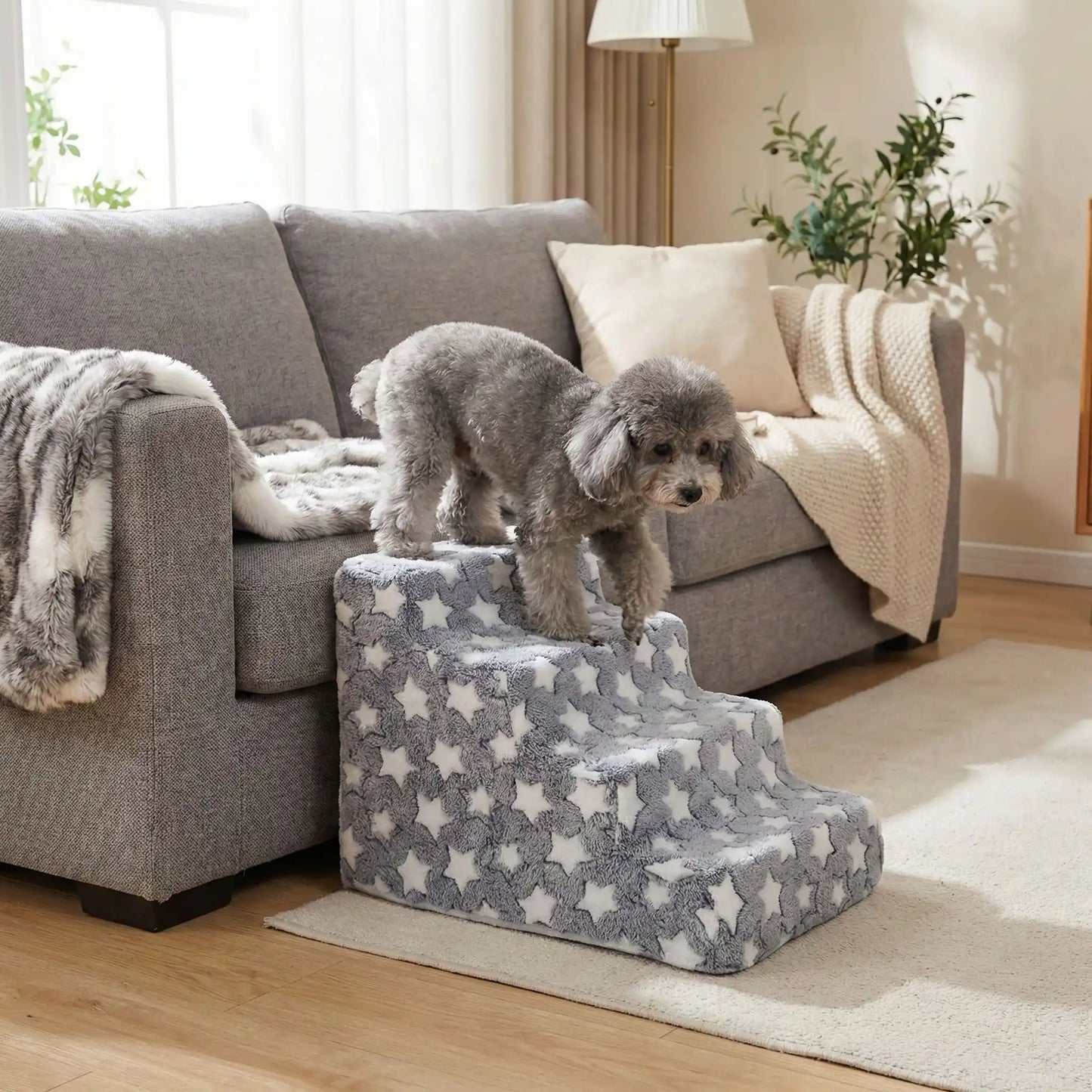 Escalier pour chien et chiot antidérapant, déhoussable lavable en machine avec mousse haute résilience à mémoire de forme pour protèger les articulations sensibles, sécurisé , confortable, résistant aux griffes pour petit et chien de moyenne taille-design velours sur le dessus ultra-doux et tissu en coton solide avec design étoiles-un petit chien âgé qui descend  confortablement du canapé du salon par l'escalier de 4 marches en mousse pour rejoindre en toute sécurité le sol du salon