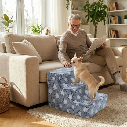 Escalier pour chien et chiot antidérapant, déhoussable lavable en machine avec mousse haute résilience à mémoire de forme pour protèger les articulations sensibles, sécurisé , confortable, résistant aux griffes pour petit et chien de moyenne taille-design velours sur le dessus ultra-doux et tissu en coton solide avec design étoiles-un chien de race naine qui monte confortablement sur l'escalier de 3 marches en mousse pour rejoindre en toute sécurité son maitre assis sur le canapé qui l'appelle à venir 