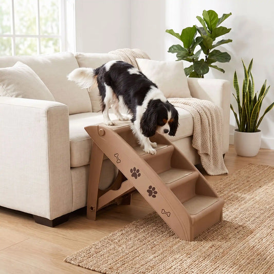 Escalier-pour-chien-pliable-chiot-avec-design-pattes-os-de-chien de 4 marches en Polypropylène (PP) robuste,se plie avec un bouton de sécurité, conception stable en triangle avec pieds antidérapant marches larges avec tissu antidérapant et garde-corps de sécurité pour chien et chien de petite à moyenne race-un chien de race moyenne qui descend du canapé en toute sécurité sur l'escalier avec structure stable triangulaire avec 4 pieds antidérapant dans le salon de la maison