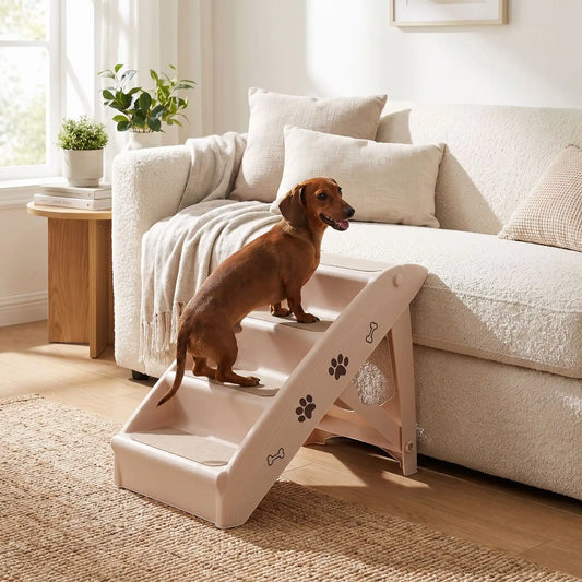 Escalier-pour-chien-pliable-chiot-avec-design-pattes-os-de-chien de 4 marches en Polypropylène (PP) robuste,se plie avec un bouton de sécurité, conception stable en triangle avec pieds antidérapant marches larges avec tissu antidérapant et garde-corps de sécurité pour chien et chien de petite à moyenne race-un chien de race moyenne à pattes courtes qui monte sur l'escalier avec structure stable triangulaire avec 4 pieds antidérapants pour aller sur le canapé du le salon de l'appartement
