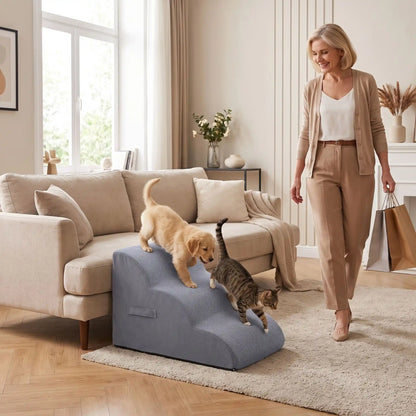 Escalier pour chien-chiot-en mousse, antidérapant, déhoussable lavable en machine avec mousse haute résilience à mémoire de forme pour protèger les articulations sensibles, sécurisé , confortable, résistant aux griffes pour petit et chien de moyenne taille, disponible en 2 modèles 2 marches et 3 marches-un chiot de race moyenne avec un chat qui descendent du canapé confortablement sur l'escalier de 3 marches en mousse gris foncé pour faire la fête à sa maitresse qui vient de rentrer dans salon de la maison