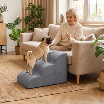 Escalier pour chien-chiot-en mousse, antidérapant, déhoussable lavable en machine avec mousse haute résilience à mémoire de forme pour protèger les articulations sensibles, sécurisé , confortable, résistant aux griffes pour petit et chien de moyenne taille, disponible en 2 modèles 2 marches et 3 marches-un chien moyen à pattes courtes qui monte confortablement sur l'escalier de 3 marches en mousse gris foncé pour rejoindre sa maitresse qui l'appelle, assise sur le canapé du salon de l'appartement