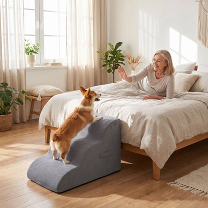 Escalier pour chien-chiot-en mousse, antidérapant, déhoussable lavable en machine avec mousse haute résilience à mémoire de forme pour protèger les articulations sensibles, sécurisé , confortable, résistant aux griffes pour petit et chien de moyenne taille, disponible en 2 modèles 2 marches et 3 marches-un chien de taille moyenne à pattes courtes qui monte confortablement sur l'escalier en mousse gris foncé pour rejoindre sa maitresse qui l'appelle allongée sur son lit  dans la chambre de l'appartement
