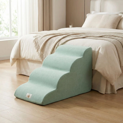 Escalier pour chien chiot antidérapant, déhoussable lavable en machine avec mousse haute résilience à mémoire de forme pour protèger les articulations sensibles, sécurisé , confortable, résistant aux griffes pour petit et chien de moyenne taille-design velours sur le dessus ultra-doux et tissu en coton solide-modèle de 4  marches de couleur vert contre le lit de la chambre pour un accès facile pour le chien