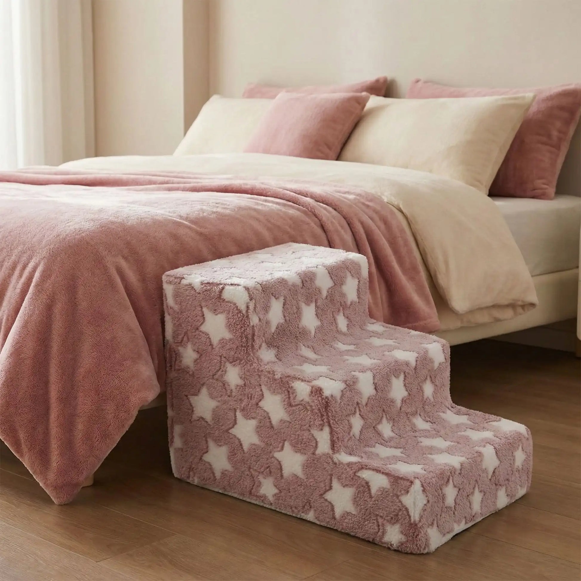 Escalier pour chien et chiot antidérapant, déhoussable lavable en machine avec mousse haute résilience à mémoire de forme pour protèger les articulations sensibles, sécurisé , confortable, résistant aux griffes pour petit et chien de moyenne taille-design velours sur le dessus ultra-doux et tissu en coton solide avec design étoiles-photo de l'escalier modèle de 3 marches hautes contre le lit pour un accès rapide et sécurisé pour le chien ou le chiot