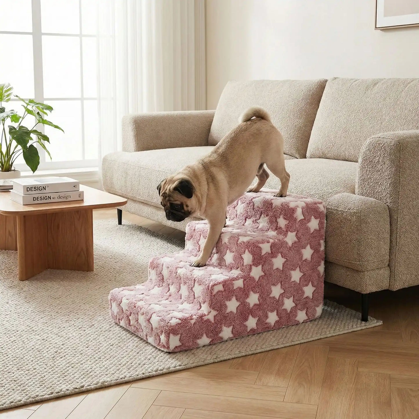 Escalier pour chien et chiot antidérapant, déhoussable lavable en machine avec mousse haute résilience à mémoire de forme pour protèger les articulations sensibles, sécurisé , confortable, résistant aux griffes pour petit et chien de moyenne taille-design velours sur le dessus ultra-doux et tissu en coton solide avec design étoiles-un chien âgé de race moyenne qui descend  confortablement du canapé du salon par l'escalier de 4 marches en mousse pour rejoindre en toute sécurité le sol du salon