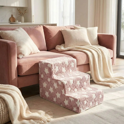 Escalier pour chien et chiot antidérapant, déhoussable lavable en machine avec mousse haute résilience à mémoire de forme pour protèger les articulations sensibles, sécurisé , confortable, résistant aux griffes pour petit et chien de moyenne taille-design velours sur le dessus ultra-doux et tissu en coton solide avec design étoiles-photo de l'escalier avec motif étoiles contre le canapé du salon de la maison pour un accès facile par le chien au canapé