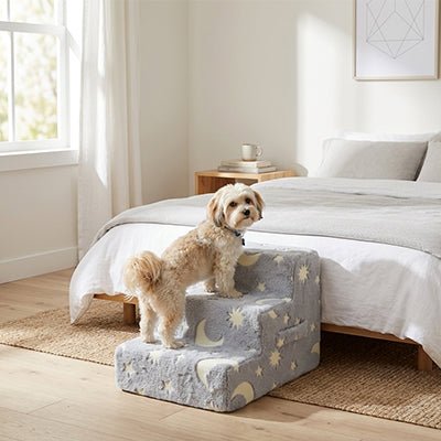 Escaliers pour-chiens, chiot, antidérapant, déhoussable lavable en machine avec mousse coton haute résilience à mémoire de forme pour protèger les articulations sensibles, sécurisé , confortable, résistant aux griffes pour petit et chien de moyenne taille-housse en velours ultra-doux avec motif étoiles et lunes phosphorescent -un petit chien qui monte sur l'escalier de 3 hautes marches en mousse avec ses motifs phosphorescents qui brillentdans le noir pour rejoindre en toute sécurité le lit de ses maitres 