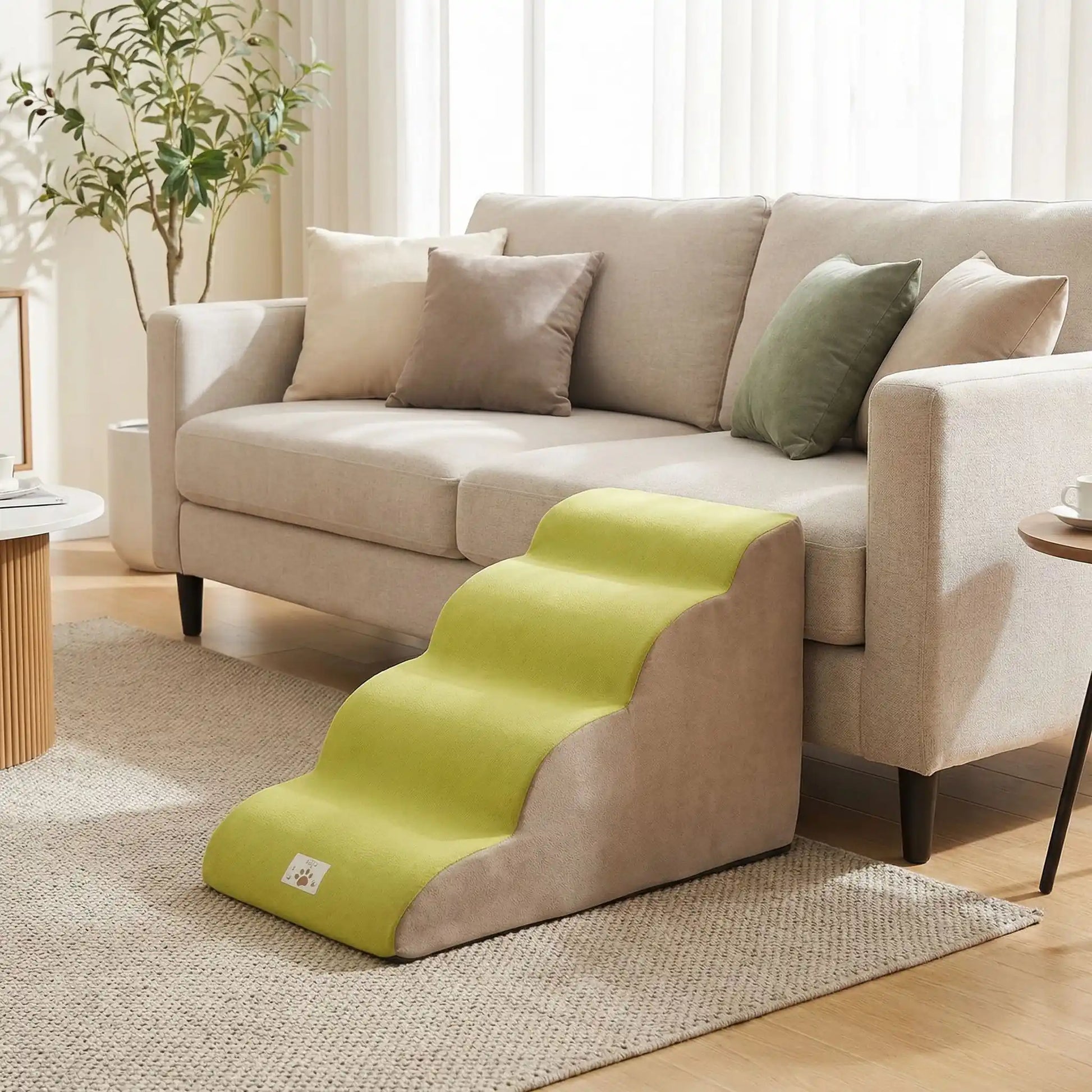 Escalier pour chien chiot antidérapant, déhoussable lavable en machine avec mousse haute résilience à mémoire de forme pour protèger les articulations sensibles, sécurisé , confortable, résistant aux griffes pour petit et chien de moyenne taille-design velours sur le dessus ultra-doux et tissu en coton solide-umodèle 4 marches de couleur vert et beige contre le canapé du salon de l'appartement