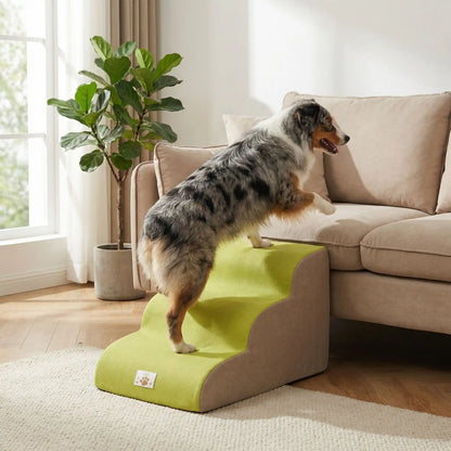 Escalier pour chien chiot antidérapant, déhoussable lavable en machine avec mousse haute résilience à mémoire de forme pour protèger les articulations sensibles, sécurisé , confortable, résistant aux griffes pour petit et chien de moyenne taille-design velours sur le dessus ultra-doux et tissu en coton solide-un Berger Australien qui utiilse le modèle 3 marches de couleur vert pour rejoindre en toute sécurité le canapé du salon de la maison