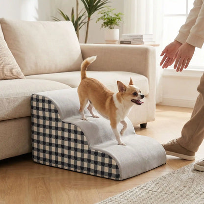 Escaliers-pour_chien-chiot-antidérapant, déhoussable lavable en machine avec mousse haute résilience à mémoire de forme pour protèger les articulations sensibles, sécurisé , confortable, résistant aux griffes pour petit et chien de moyenne taille-design velours sur le dessus ultra-doux et tissu en coton solide, style damier noir et blanc-un chihuahua qui descend facilement sur l'escalier de 3 marches pour descendre du canapé en toute sécurité epour faire la fête à son maitre qui vient de rentrer à la maison